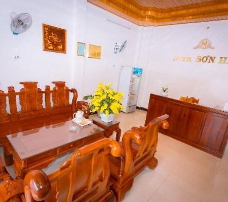 Khach San Son Ha Hotell Kon Tum Exteriör bild
