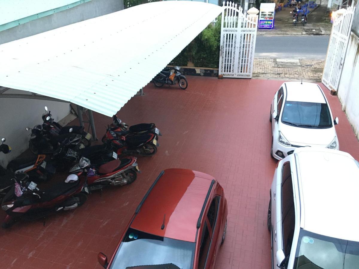 Khach San Son Ha Hotell Kon Tum Exteriör bild