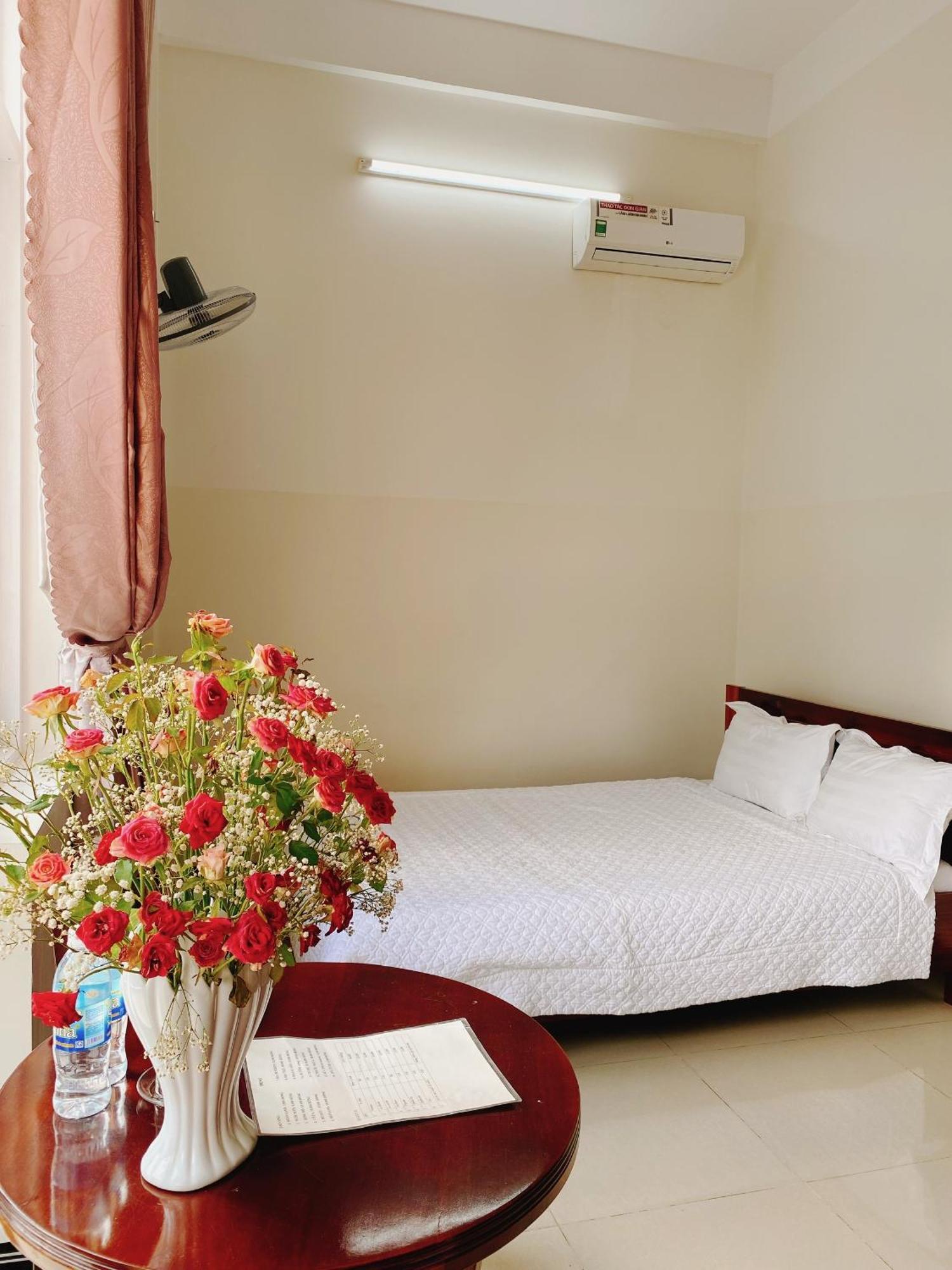Khach San Son Ha Hotell Kon Tum Exteriör bild